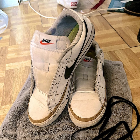 AUTHENTIC NIKE LEATHER WHITE & BLACK W CANARY FABRIC TRIM - Picture 2 of 3